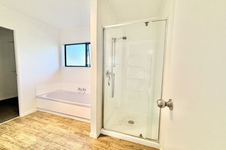 Photo of property in 77 Meadowvale Rise, Titirangi, Auckland, 0604