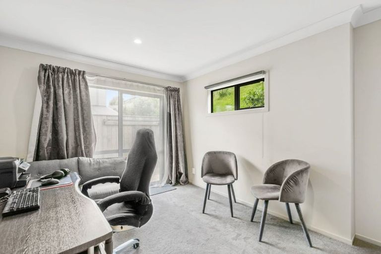 Photo of property in 10 Brindle Way, Newlands, Wellington, 6037