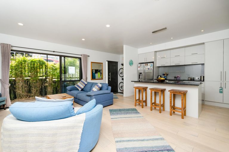 Photo of property in 24 Edgerton Road, Te Atatu Peninsula, Auckland, 0610