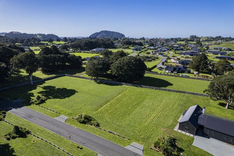 Photo of property in 35 Stoney Hill Road, Te Kamo, 0185