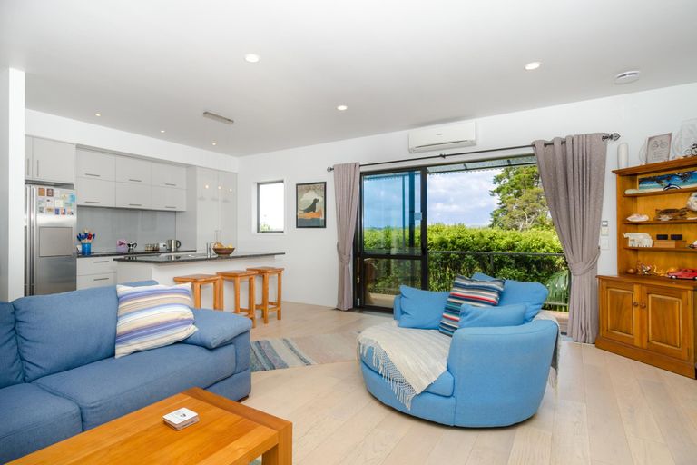Photo of property in 24 Edgerton Road, Te Atatu Peninsula, Auckland, 0610
