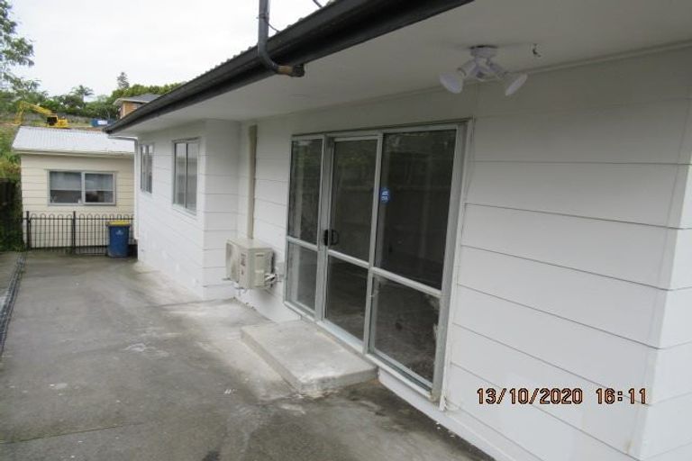 Photo of property in 15 Fernhaven Place, Massey, Auckland, 0614