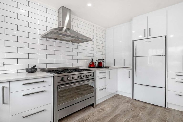 Photo of property in 2/1 Woodside Road, Massey, Auckland, 0614