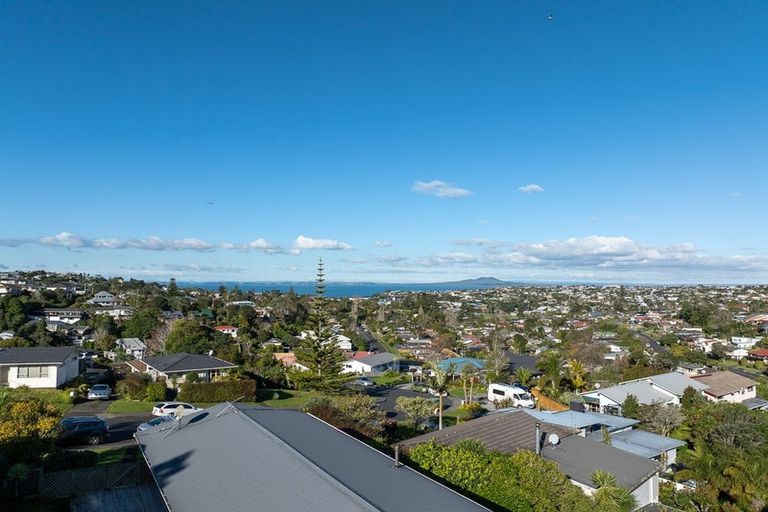 Photo of property in 11 Barker Rise, Northcross, Auckland, 0632
