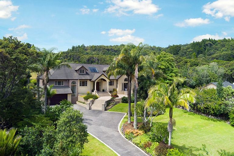 Photo of property in 3 Napuka Road, Henderson Valley, Auckland, 0612