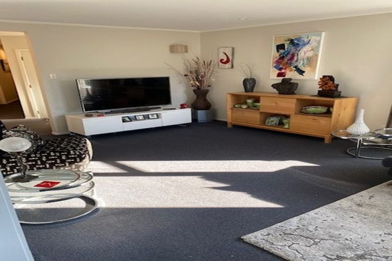 Photo of property in 32 Oswald Crescent, Paparangi, Wellington, 6037