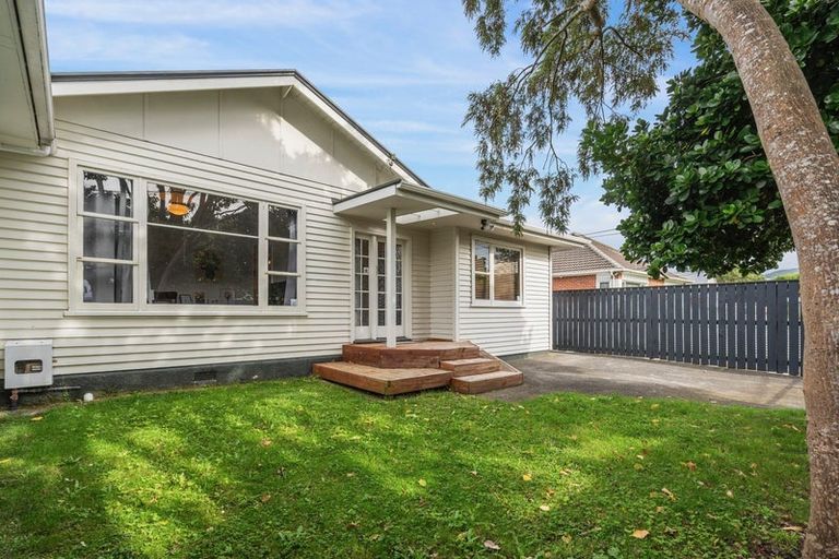 Photo of property in 2/14 Guthrie Street, Waterloo, Lower Hutt, 5011