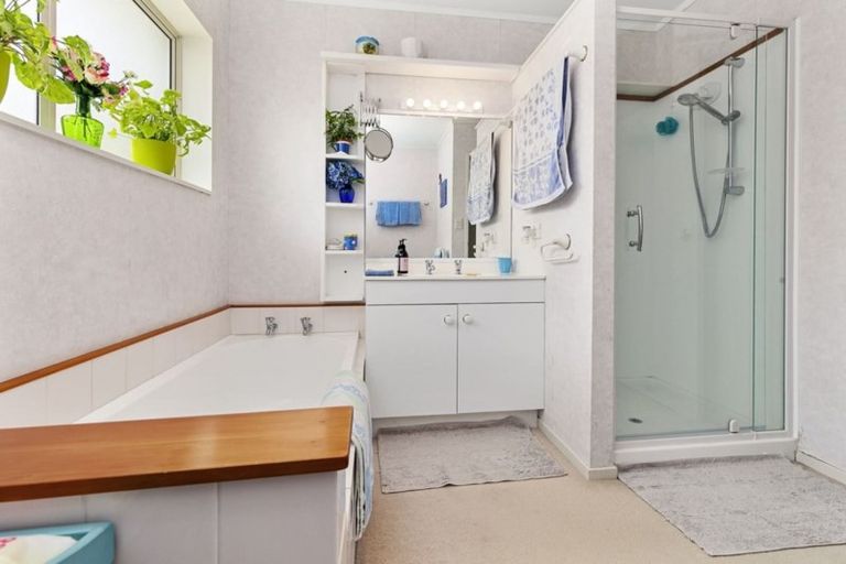 Photo of property in 33 Settlers Grove, Orewa, 0931