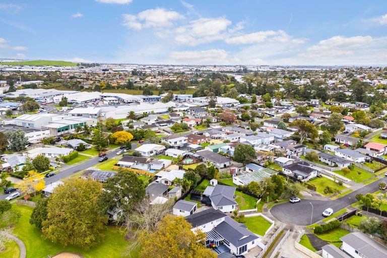 Photo of property in 17 Nan Place, Pakuranga Heights, Auckland, 2010