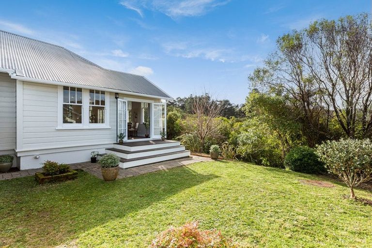 Photo of property in 2 Castlemaine Close, Karori, Wellington, 6012