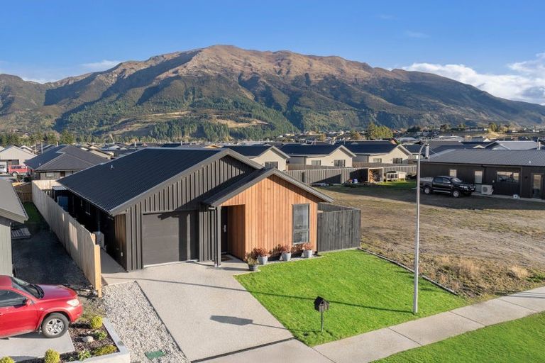 Photo of property in 12 Guthrie Street, Lake Hawea, 9382