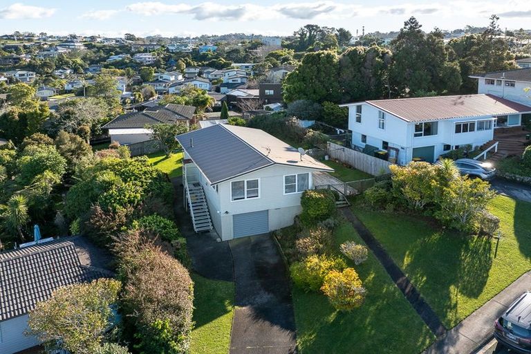 Photo of property in 11 Barker Rise, Northcross, Auckland, 0632