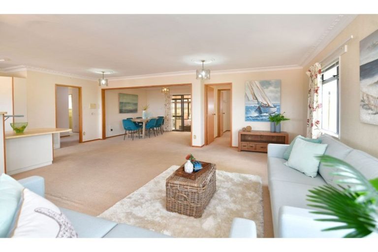 Photo of property in 1 Orewa Heights Crescent, Orewa, 0931