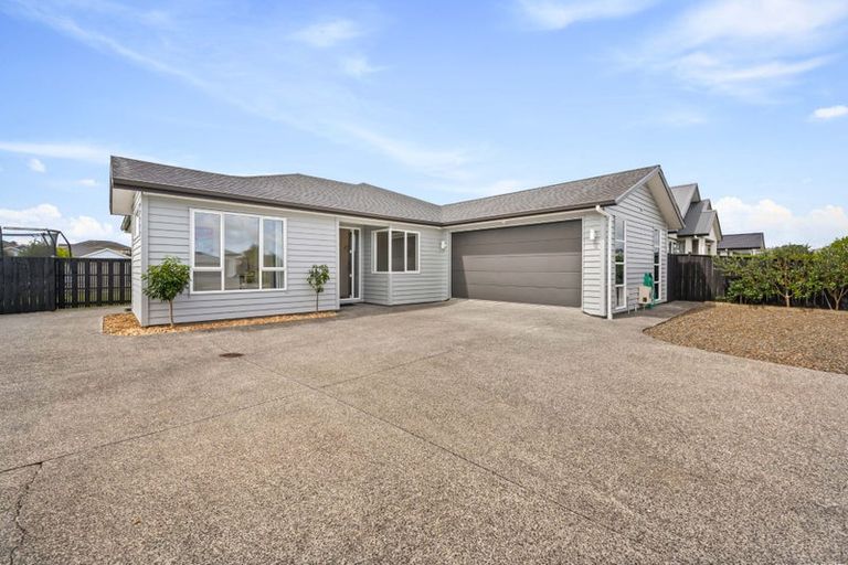 Photo of property in 1 Aporo Drive, Kumeu, 0810