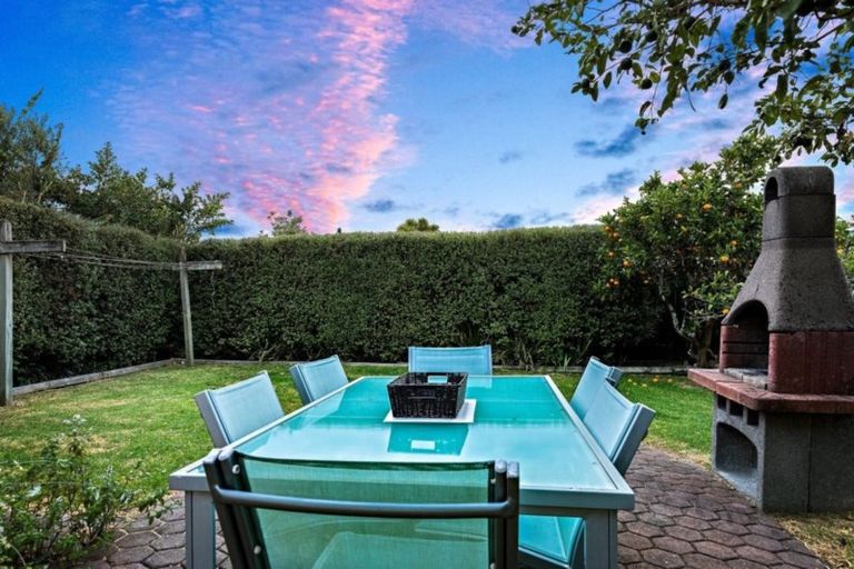 Photo of property in 6 Murray Road, Te Atatu Peninsula, Auckland, 0610