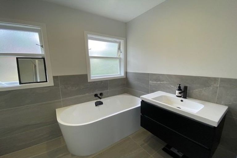 Photo of property in 25 Breton Grove, Kingston, Wellington, 6021