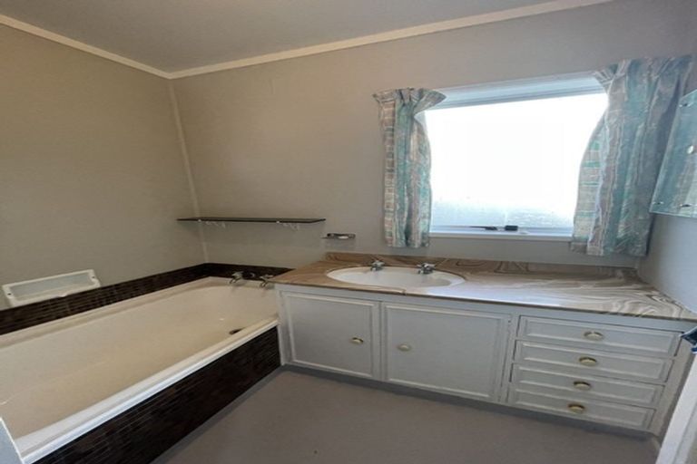 Photo of property in 2 Stallard Place, Glen Eden, Auckland, 0602