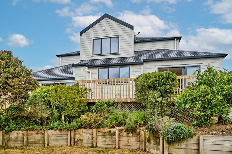 Photo of property in 32 Amesbury Drive, Churton Park, Wellington, 6037