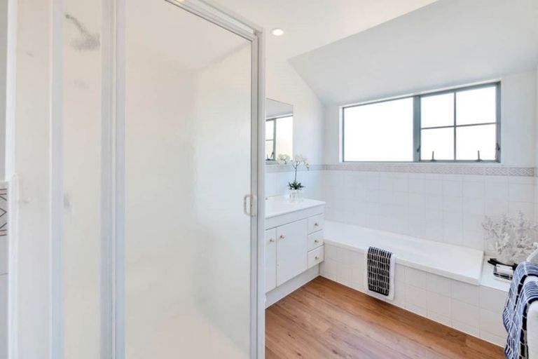 Photo of property in 20 Bushlands Park Drive, Albany, Auckland, 0632