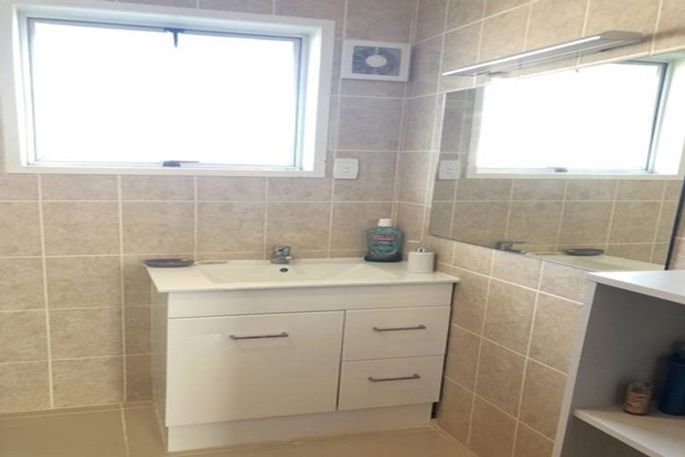 Photo of property in 13 Seakens Way, Glen Eden, Auckland, 0602