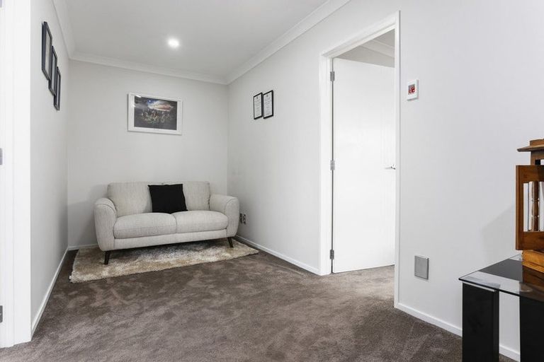 Photo of property in 4225d Great North Road, Glendene, Auckland, 0602