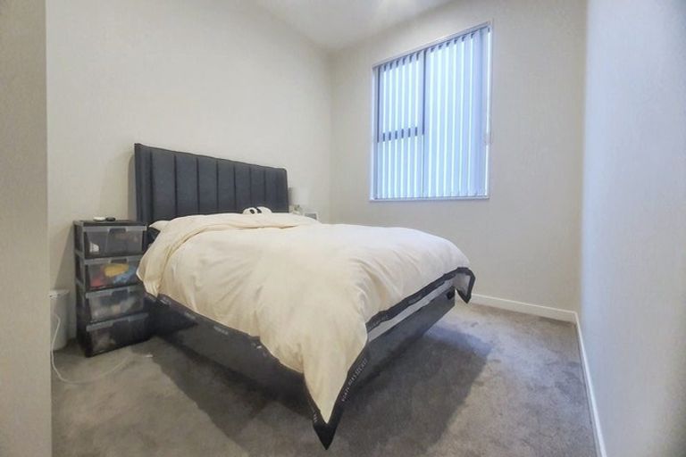 Photo of property in 10 Heketara Way, Massey, Auckland, 0614