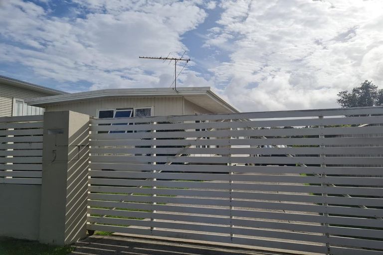 Photo of property in 5 Walton Street, Red Beach, 0932