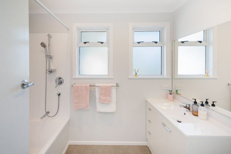 Photo of property in 37 Parkland Crescent, Terrace End, Palmerston North, 4410