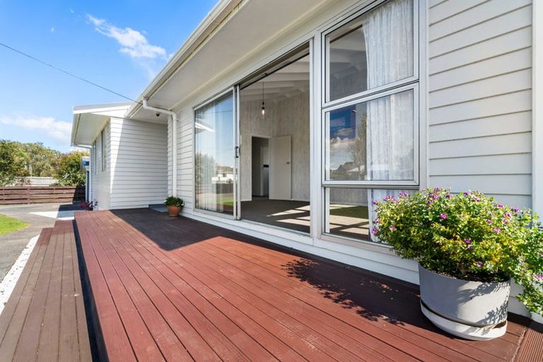 Photo of property in 2 Muir Avenue, Mangere Bridge, Auckland, 2022