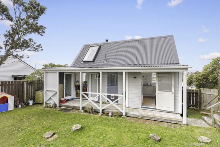 Photo of property in 17 Fitzpatrick Street, Newlands, Wellington, 6037