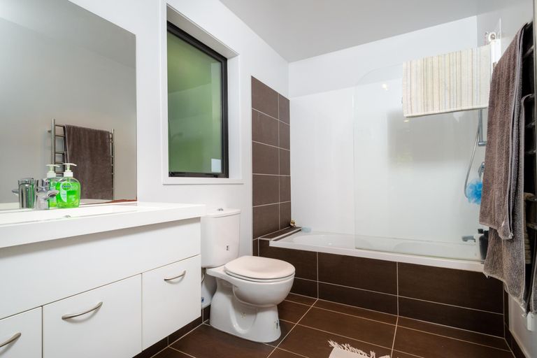 Photo of property in 24 Edgerton Road, Te Atatu Peninsula, Auckland, 0610