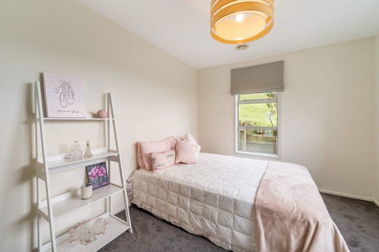 Photo of property in 10 Hollyford Place, Aotea, Porirua, 5024