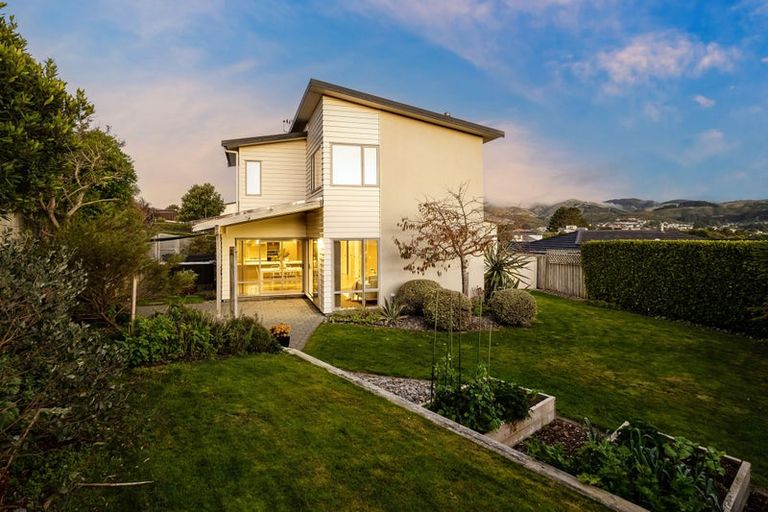 Photo of property in 6 Sumner Terrace, Aotea, Porirua, 5024