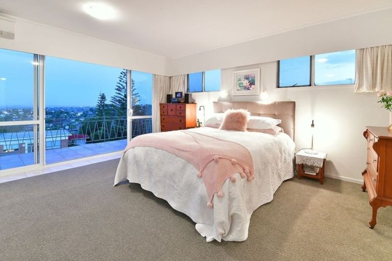 Photo of property in 7 Girrahween Drive, Totara Vale, Auckland, 0629
