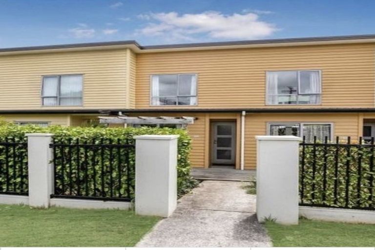 Photo of property in 31/11 Ray Small Drive, Papakura, 2110