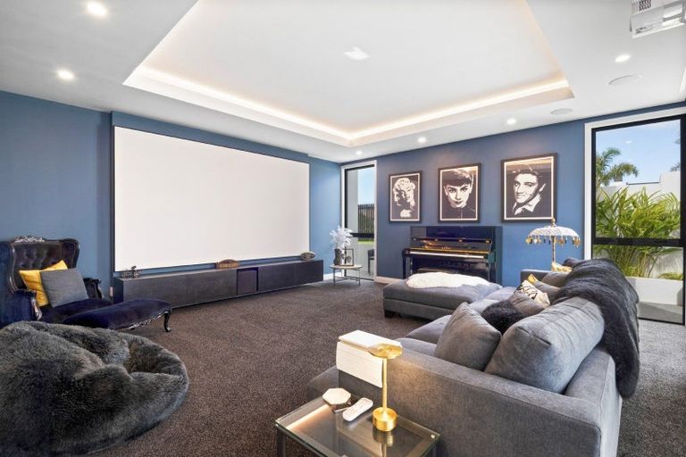 Photo of property in 90 Marine Parade, Mellons Bay, Auckland, 2014