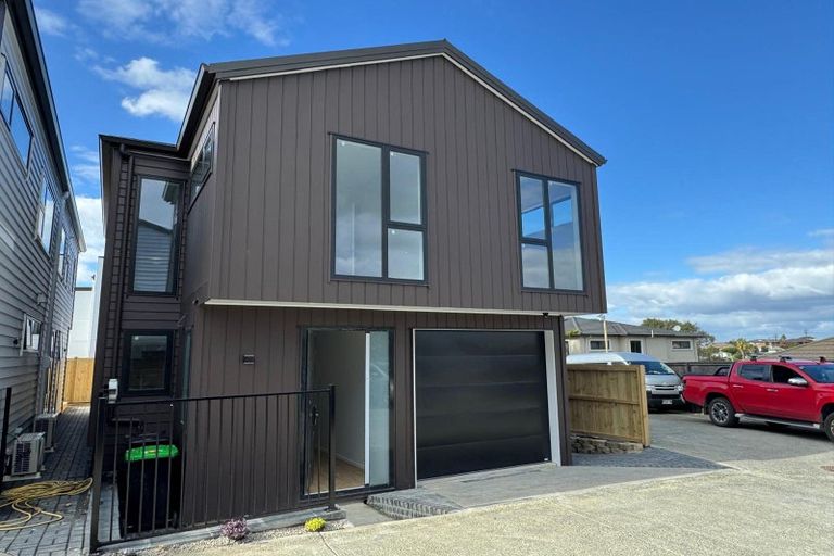 Photo of property in 4/90 Picasso Drive, West Harbour, Auckland, 0618