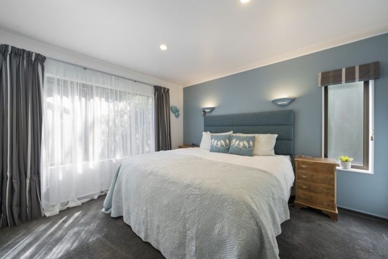 Photo of property in 1 Kakariki Grove, Waikanae, 5036