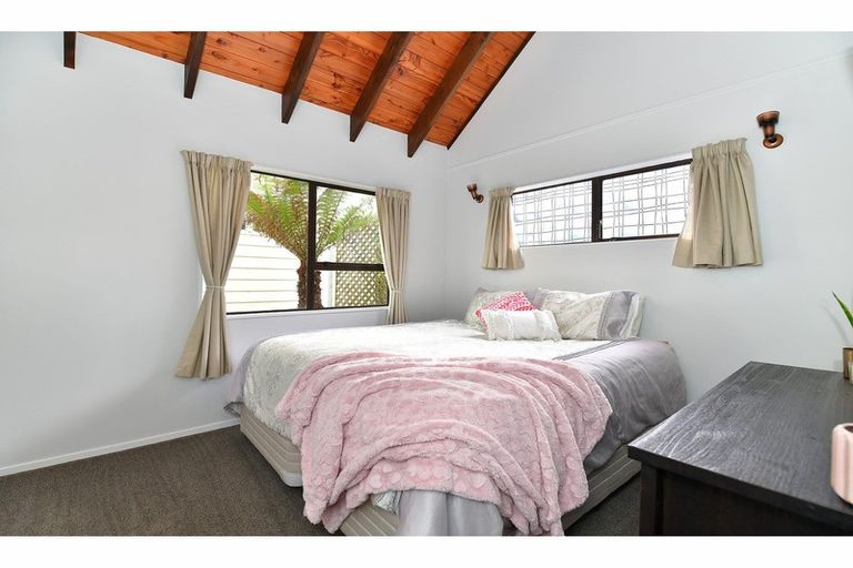 Photo of property in 11 Moffat Road, Red Beach, 0932