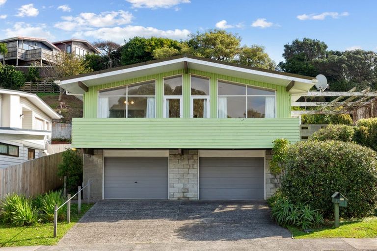 Photo of property in 25 Churton Drive, Churton Park, Wellington, 6037