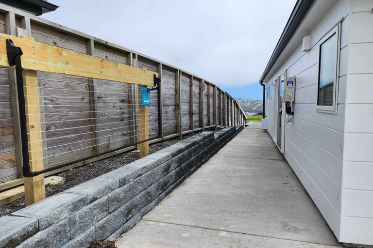 Photo of property in 115a Queen Charlotte Drive, Aotea, Porirua, 5024