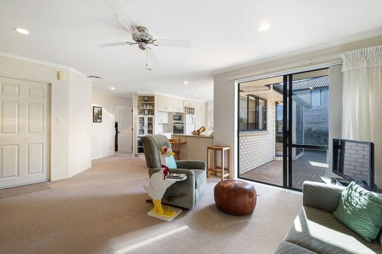 Photo of property in 17 Bundoran Way, Pinehill, Auckland, 0632