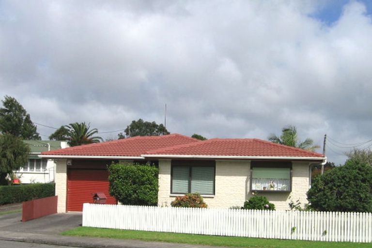 Photo of property in 31 Colwill Road, Massey, Auckland, 0614