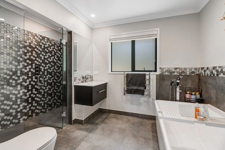 Photo of property in 8 Roberts Road, Matakatia, Whangaparaoa, 0930