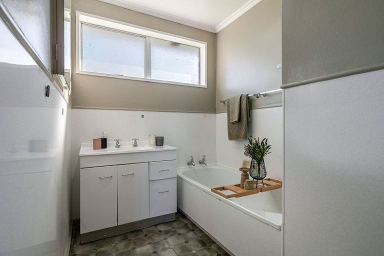 Photo of property in 35 Kimberley Grove, Westbrook, Palmerston North, 4412