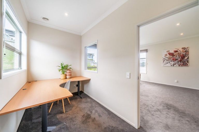 Photo of property in 10 Hollyford Place, Aotea, Porirua, 5024