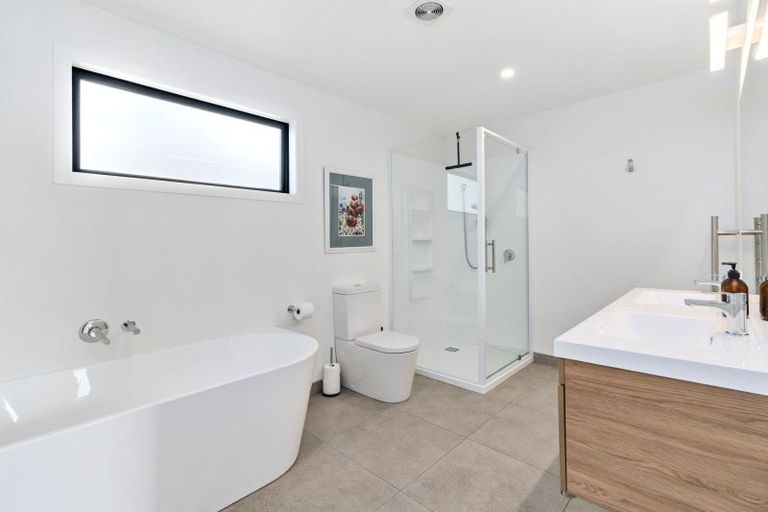 Photo of property in 33 Kirimoko Crescent, Wanaka, 9305