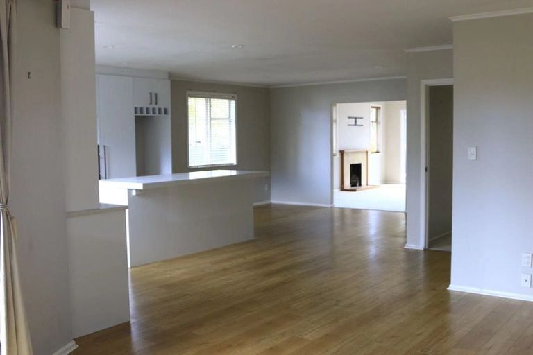 Photo of property in 27 Taikata Road, Te Atatu Peninsula, Auckland, 0610