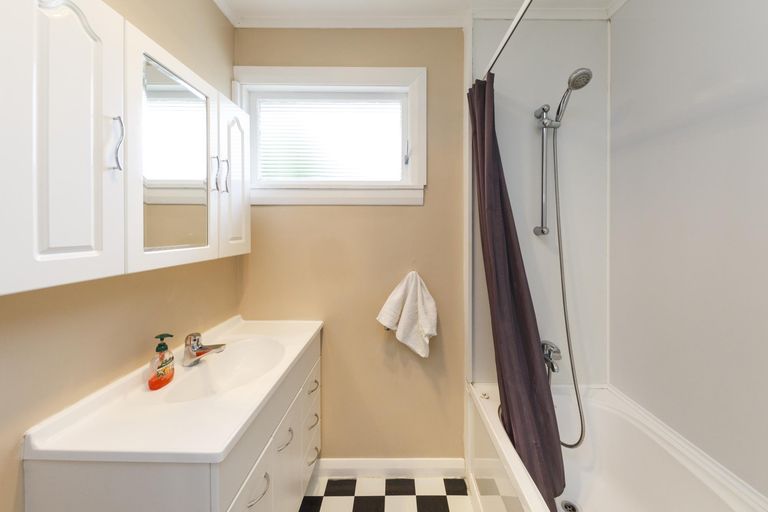 Photo of property in 24 Paisley Street, Mellons Bay, Auckland, 2014