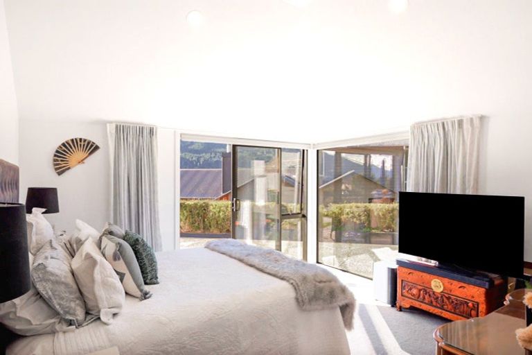 Photo of property in 8 Elizabeth Place, Kelvin Heights, Queenstown, 9300